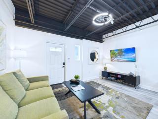 Stylish Loft Minutes from Beach & Port - Unit 204 - Cap Carnaveral - 0