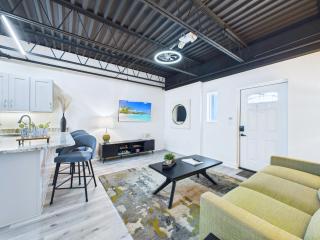 Sleek Coastal Loft Close to Port & Beach -Unit 205 - Cap Carnaveral - 1