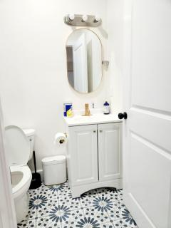 Cozy 2BR in Newark for Families, Work & Long Stays - 2