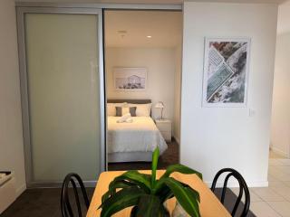 Highview 2bed 1bath near Southern Cross with parking, gym and pool - 4