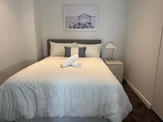 Highview 2bed 1bath near Southern Cross with parking, gym and pool - 3