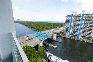 Luxury Waterfront Condo Hilton Hotel Amenities Beach Pool Jacuzzi Jetskis Gym - 7