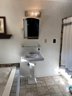 The Ultimate Romantic Getaway: Charming Cabin with a Hot Tub in Wimberley, Texas - 8