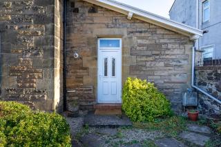 2BR Hotel-Style Near Beach, Free Parking, Sleeps 4 - Edinburgh - 1