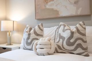 Stylish 2BR Retreat - Sleeps 6 - Central Chatham - 4