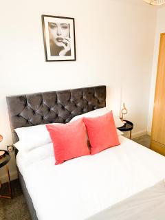 Tudors eSuites - Three Bedroom House with Garden and Driveway #24StL - 7