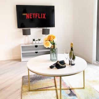 Tudors eSuites - Three Bedroom House with Garden and Driveway #24StL - 2