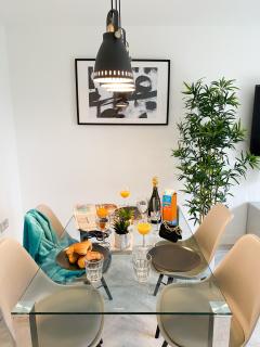 Tudors eSuites - Three Bedroom House with Garden and Driveway #24StL - 3