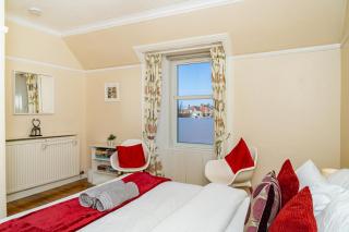 Luxury 4BR, Free Parking, Near Beach, Sleeps 8 - 9