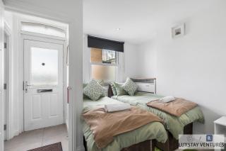 City Centre - Top Floor Luxury Apartment - Free Secure Small Car Parking - 5 Minute Walk to Beach & Station - 8