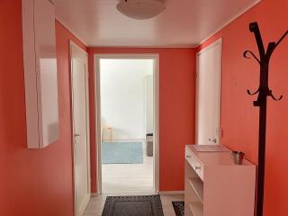 Free parking & great connections to city - 3