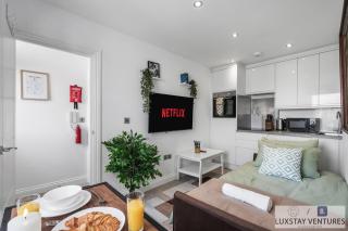 City Centre - Top Floor Luxury Apartment - Free Secure Small Car Parking - 5 Minute Walk to Beach & Station - 6