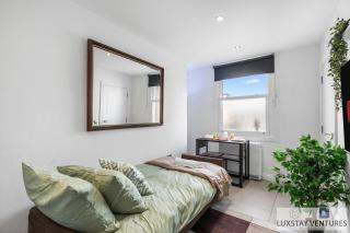 City Centre - Top Floor Luxury Apartment - Free Secure Small Car Parking - 5 Minute Walk to Beach & Station - 4