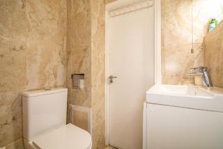 Fully Furnished Family House in Holborn - 4