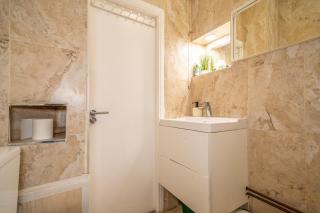 Fully Furnished Family House in Holborn - 5