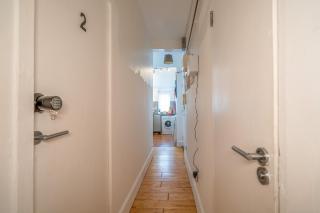 Fully Furnished Family House in Holborn - 1