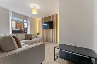 Newly renovated Atherton home by Train station - 2