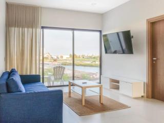 Marina view pool and restaurants nearby - 9