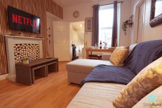 Beautiful 3 Bed in Gateshead - Free Parking & Sleeps 9 - 0