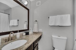 Gold Cost Rooftop with Indoor Pool and In Out Parking - Chicago - 8