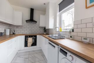 Free Parking - 4 Bedroom House - 8