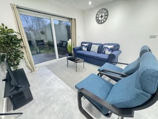 Spacious 5BR Contractor House for 10 with Parking in Bedford - 4