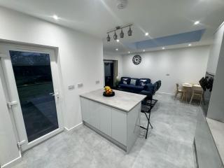 Spacious 5Bed CONTRACTOR DEALS Sleeps 10 FREE PARKING - 1