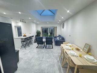 Spacious 5BR Contractor House for 10 with Parking in Bedford - 9