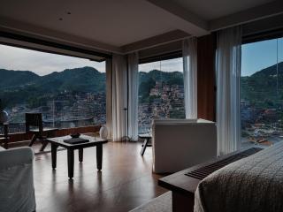 See the mountains, find the place to stay - 2