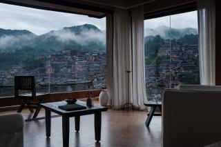 See the mountains, find the place to stay - 1