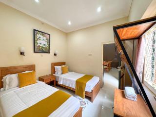 Spacious 5 bedroom Javanese Home near Taman Sari Jogja - 1