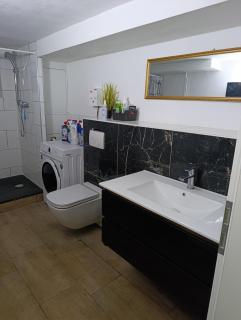 100 qm Apartment,WLAN, TV free Parking,24 h check-in, ,full kitchen,Untergeschoss , Maximum 11 person - 1