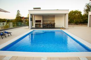 Holiday Home Oasis for You with Heated Pool - 8