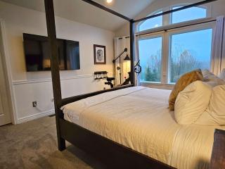 Mt View Private Bedroom Suite w Hot Tub and Arcade - 6