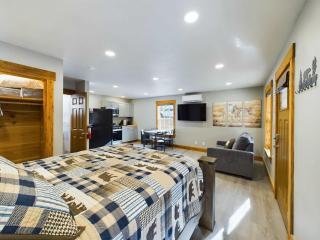 Modern Comfort Suite B - Heart of Downtown - 0