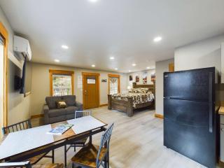 Modern Comfort Suite B - Heart of Downtown - 6