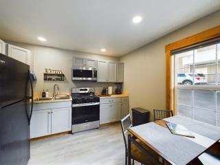 Modern Comfort Suite B - Heart of Downtown - 2