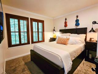 Private Bedroom I Fox Den w Hot Tub and Arcade - 0