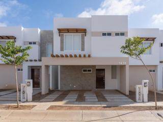 Home with Pool 3 Minutes away from the beach - 9