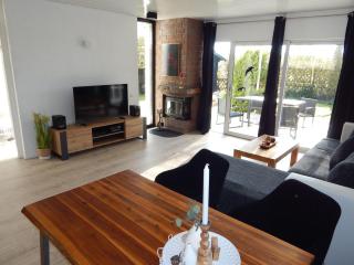 Wunderschoenes-freistehendes-Ferienhaus-an-der-See-Sauna-Strand-Yachthafen-WLAN - 1