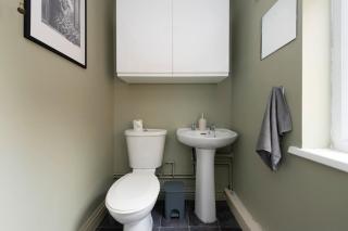 Specious 3 Bedroom House with Parking and Fast Wifi - 1