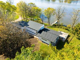 Stunning Retro Lakeside Retreat on Cedar Lake - 7
