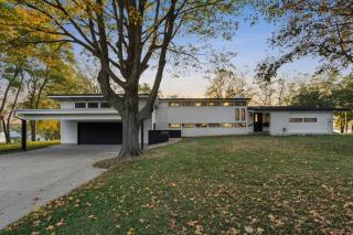 Stunning Retro Lakeside Retreat on Cedar Lake - 6
