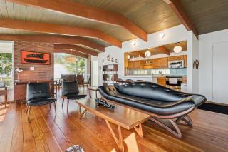 Stunning Retro Lakeside Retreat on Cedar Lake - 4