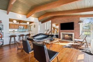 Stunning Retro Lakeside Retreat on Cedar Lake - 2