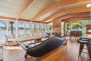 Stunning Retro Lakeside Retreat on Cedar Lake - 1