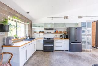 East Austin Hideaway Walk to Dining Sleeps 7 - 3