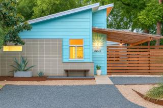 East Austin Hideaway – Walk to Dining, Sleeps 7 - 9