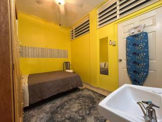 Queen bed POS walk to everything on the Avenue - 0