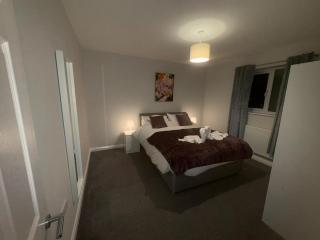 Large 4 bedroom Family let, Contractor, Corporate - 6